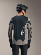 Alpinestars A-Dura Race långärmad tröja i grått och svart med tydliga vita logotyper på ryggen och ärmarna.