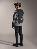 Grå och svart A-Dura Race långärmad tröja med Alpinestars-logotyper, sedd bakifrån i en komplett MTB-outfit.