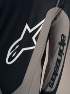 Grå A-Dura Race långärmad tröja med vit Astars-logotyp på bröstet och Alpinestars-ordmärke på ärmen.