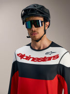 A-Dura Race långärmad tröja i rött, svart och vitt med logotyp på bröstet, svart MTB-hjälm och goggles.