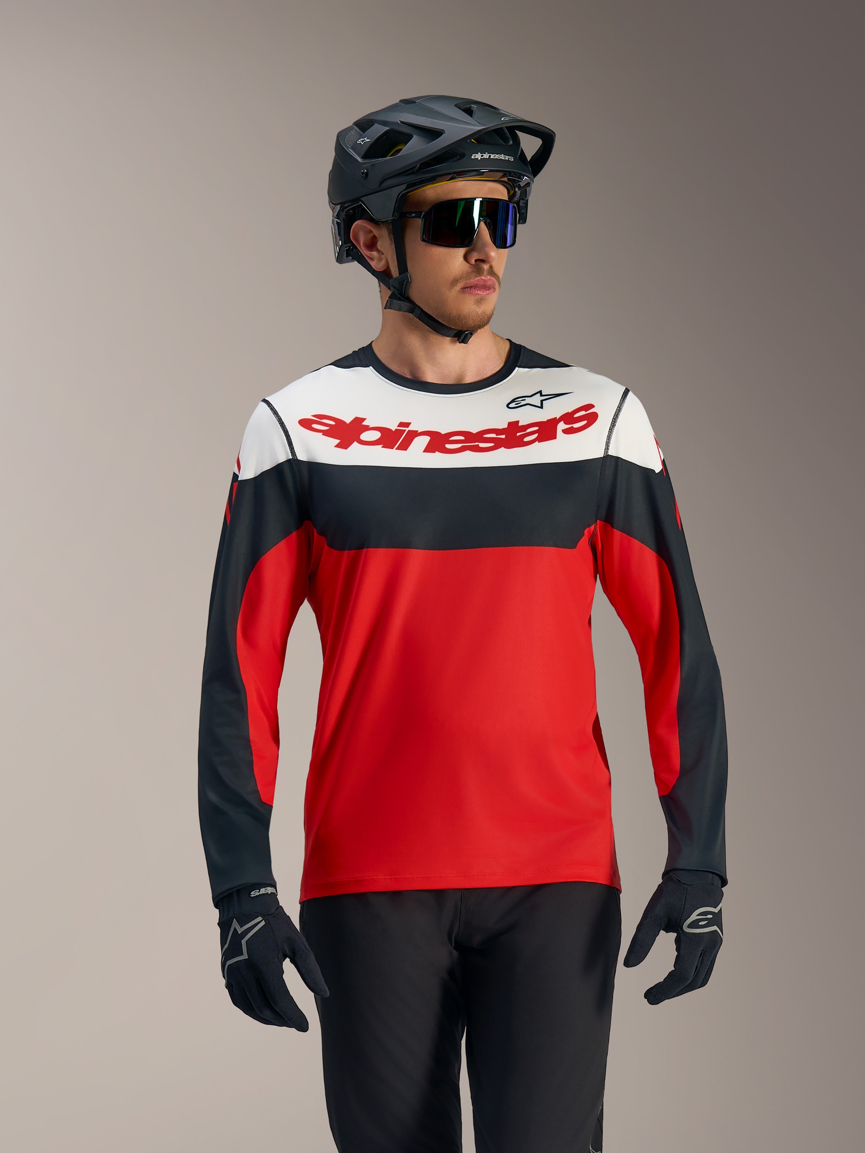 A-Dura Race långärmad tröja i rött, svart och vitt med stor Alpinestars-logotyp, designad för MTB-prestanda.