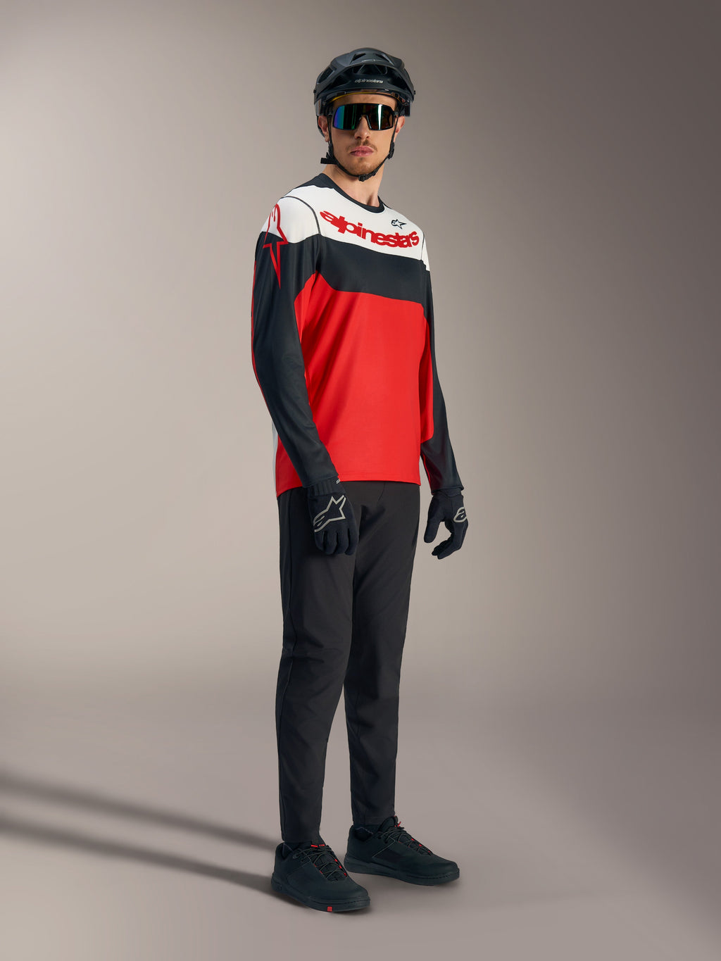 A-Dura Race långärmad tröja i rött, svart och vitt med tydliga logotyper, stylad med professionell mountainbikeutrustning.