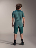 Alpinestars A-Dura shorts och A-Dura Lipan SS jersey, Dark Pine-gröna, vy bakifrån på en modell, prestandakläder för mountainbike bestående av kortärmad jersey och matchande shorts, outfit för terrängcykling