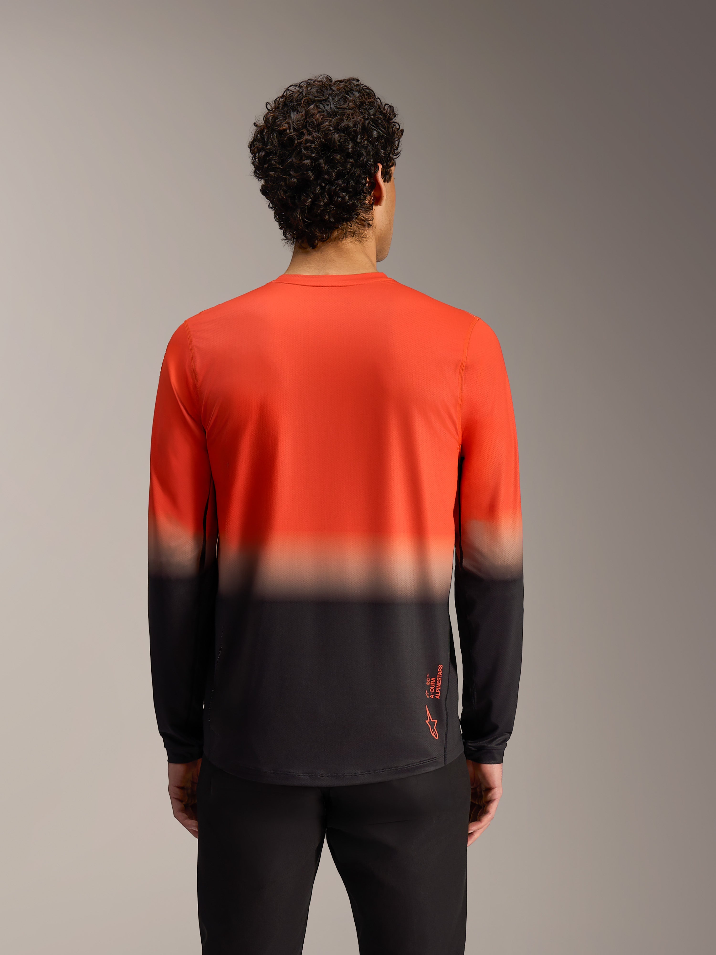 Alpinestars A-Dura ASTARS 2.0 långärmad tröja, orange och svart gradient, baksida av prestanda-MTB-utrustning för trail.