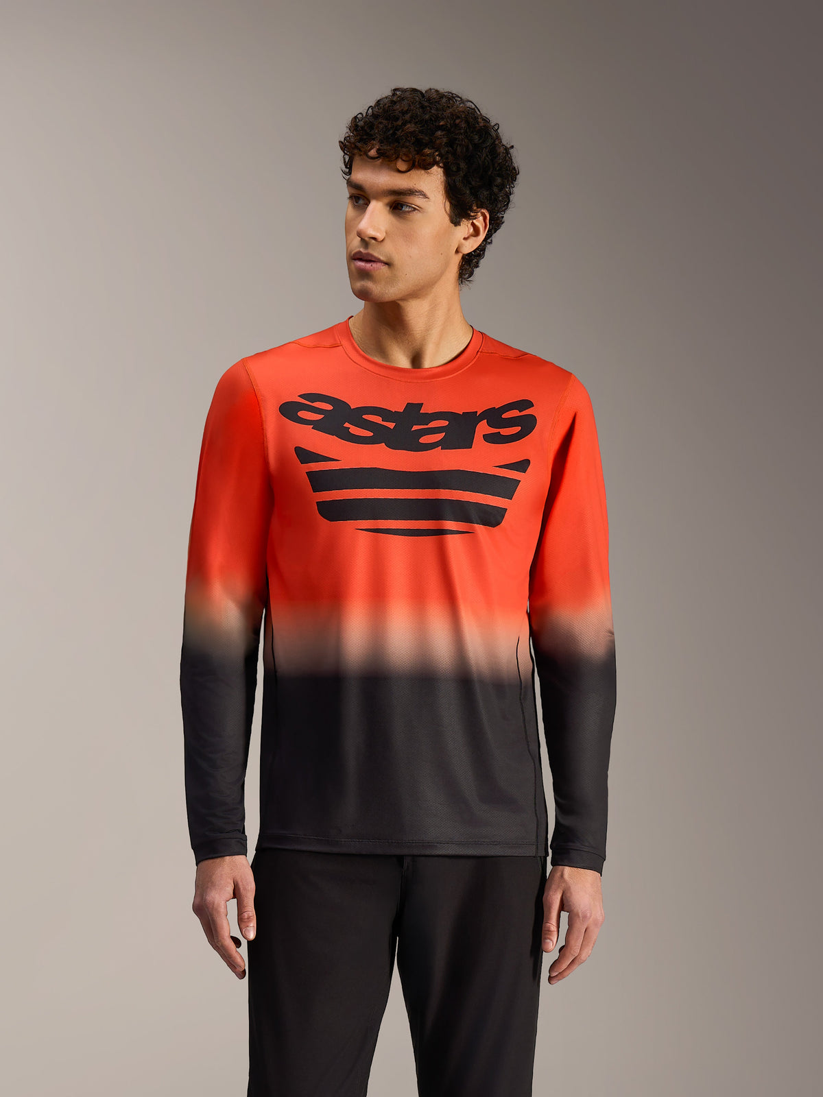 Alpinestars A-Dura ASTARS 2.0 långärmad tröja i orange och svart gradient, med stor logografik på bröstet för MTB.