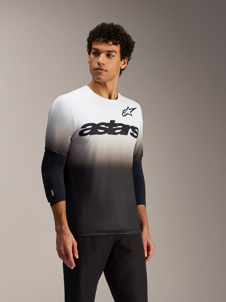Alpinestars A-Dura ASTARS Jersey 2.0, vit och svart tonad kortärmad MTB-tröja med tydligt ordmärke på bröstet.