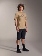 Manlig modell som bär Alpinestars A-Dura Liner Shorts i svart, kombinerat med en beige A-Dura SS Jersey med grå Astars-logotyp, svarta cykelstrumpor och mountainbikeskor, komplett outfit för terrängcykling
