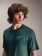 Alpinestars A-Dura Rise kortärmad tröja, Silver Pine-grön, bärs av en modell, liten vit Astars-logotyp på bröstet, jacquard-funktionsmaterial, avslappnade mountainbike-kläder