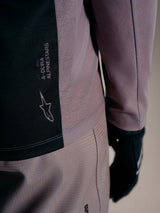 Grå A-Dura Elite 2.0-tröja med Alpinestars-logotyp på svart panel, teknisk långärmad MTB-utrustning.