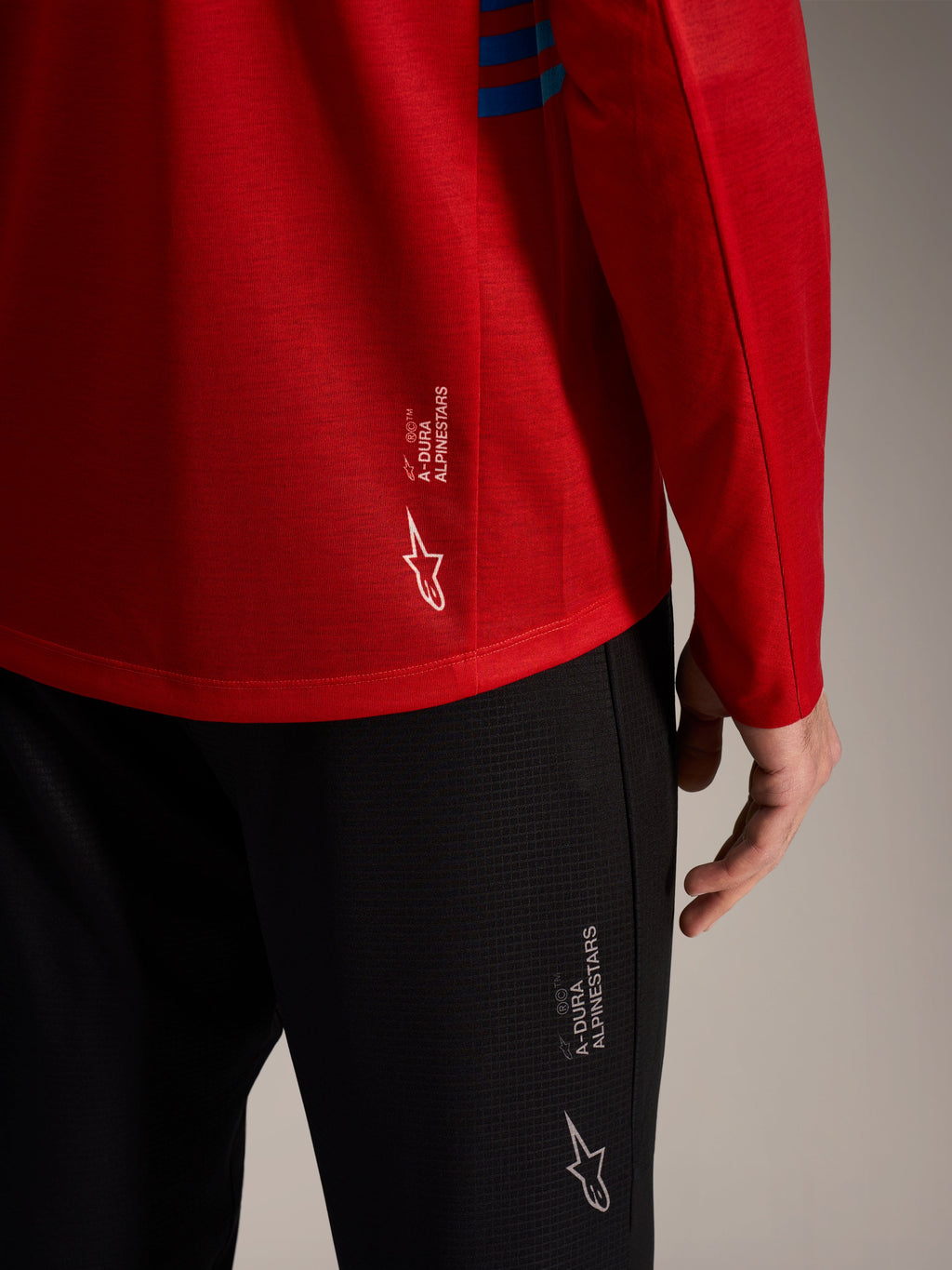 Röd A-Dura Elite långärmad tröja 2.0 och svarta MTB-byxor med Alpinestars-logotyper och funktionstyg.