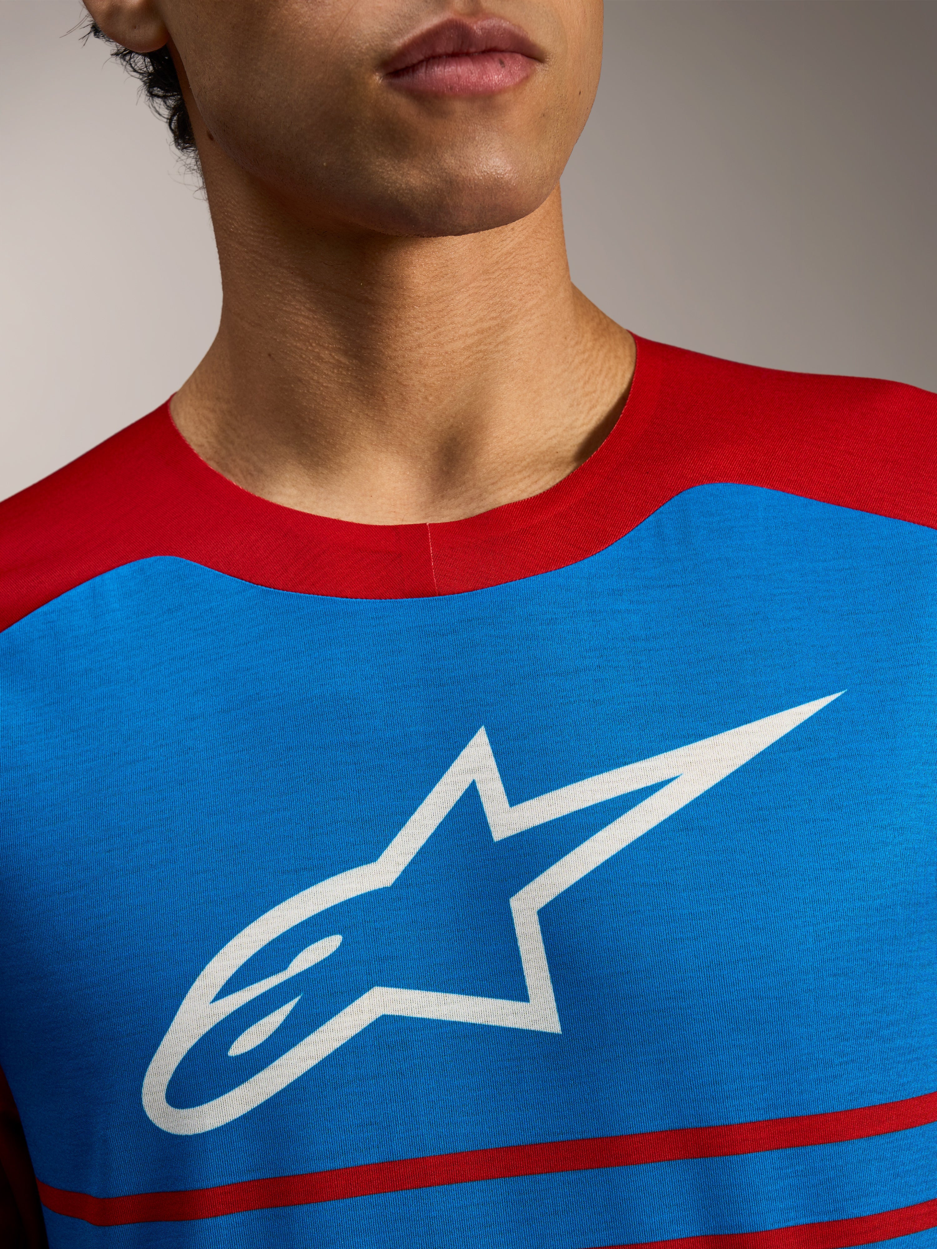Alpinestars A-Dura Elite Tröja 2.0, blå och röd MTB-tröja med en stor vit stjärnlogotyp på bröstet.