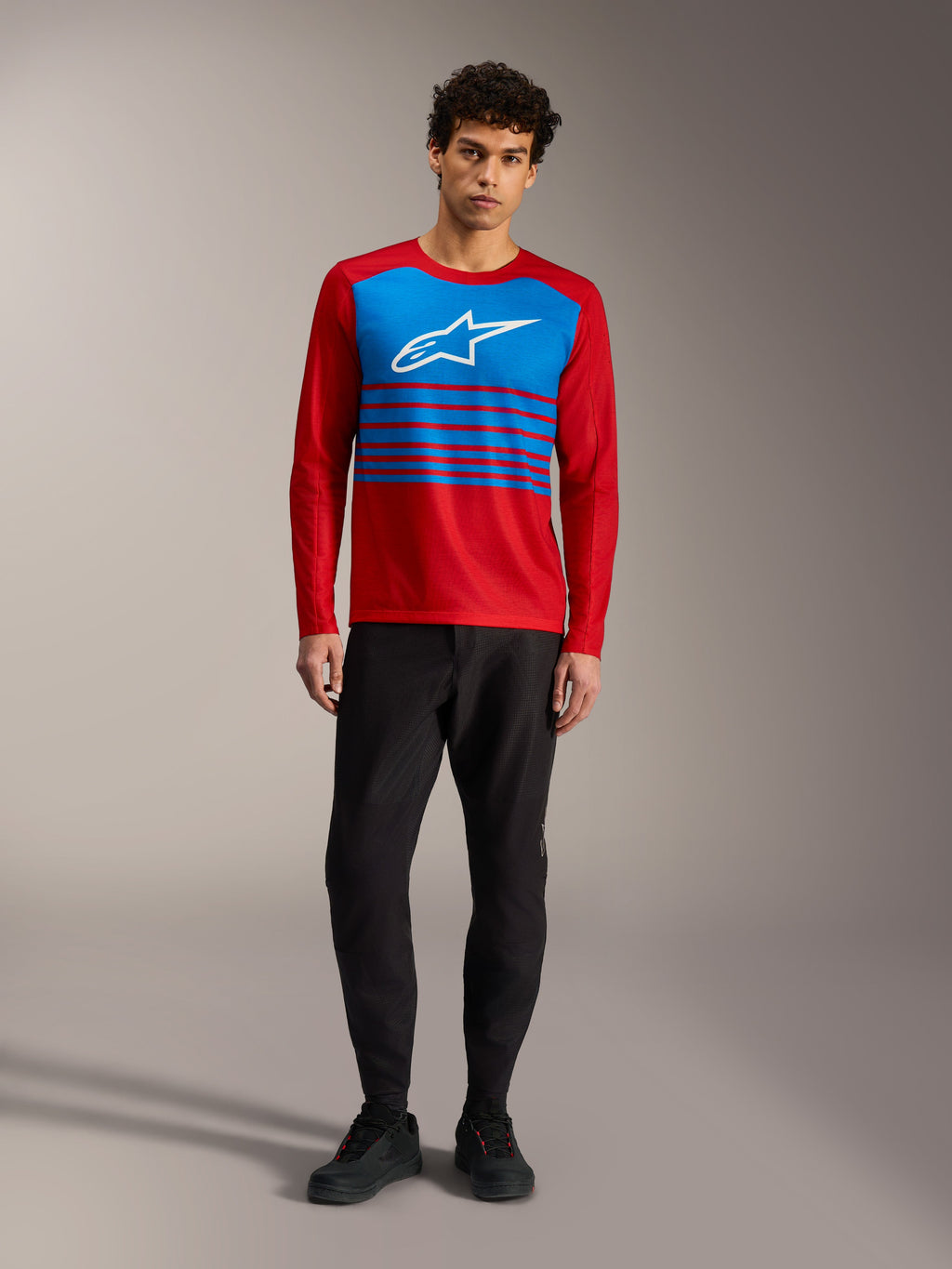 Alpinestars A-Dura Elite Tröja 2.0, röd långärmad MTB-tröja med blå bröstpanel, vit logotyp och randiga detaljer.