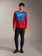 Alpinestars A-Dura Elite Tröja 2.0, röd långärmad MTB-tröja med blå bröstpanel, vit logotyp och randiga detaljer.