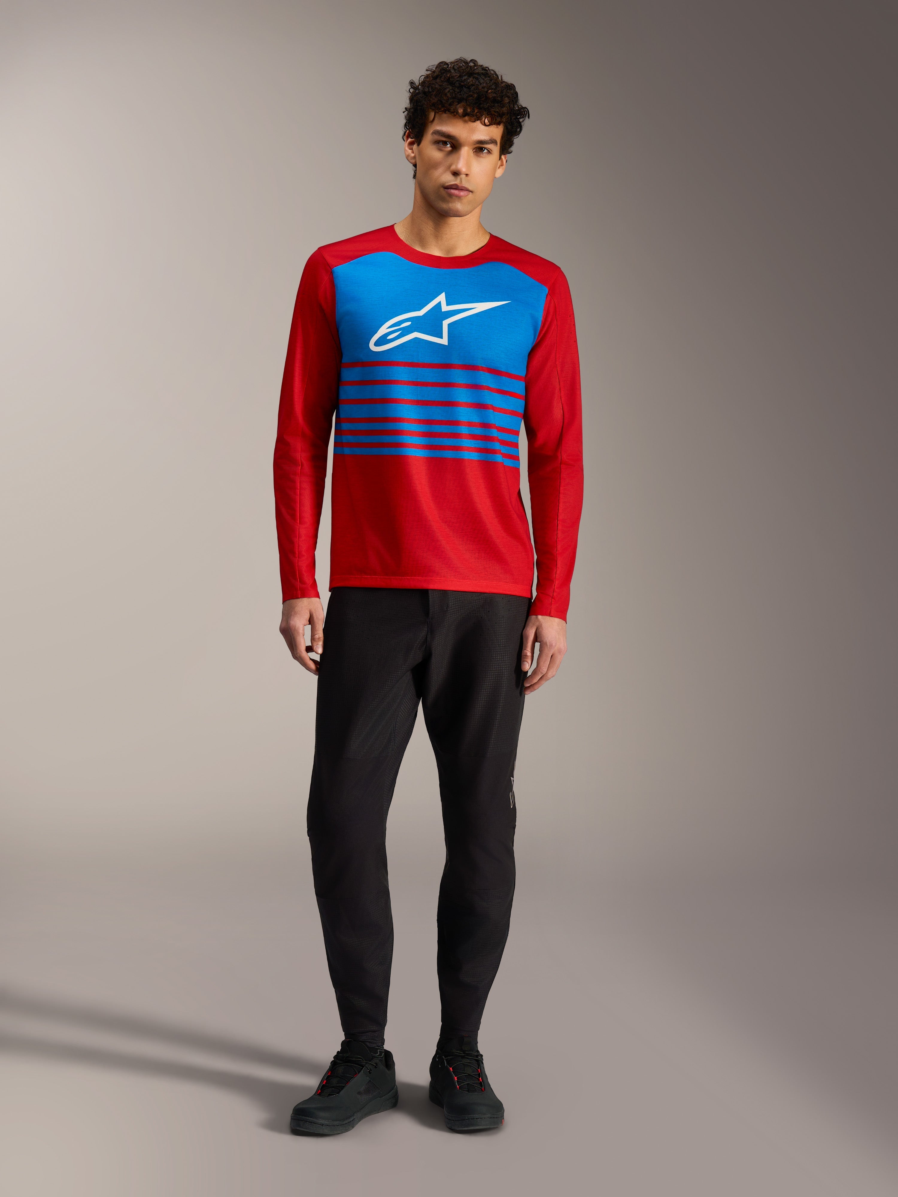Alpinestars A-Dura Elite Tröja 2.0, röd långärmad MTB-tröja med blå bröstpanel, vit logotyp och randiga detaljer.