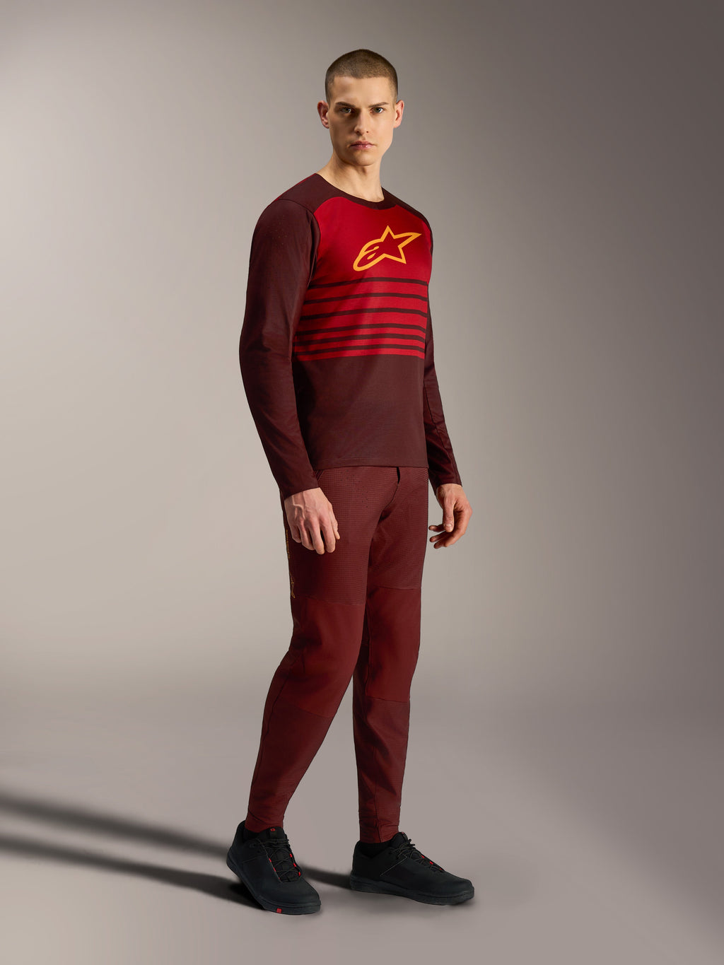 Alpinestars A-Dura Elite Tröja 2.0, bordeauxröd långärmad MTB-tröja med rött bröstparti och gul logotyp.