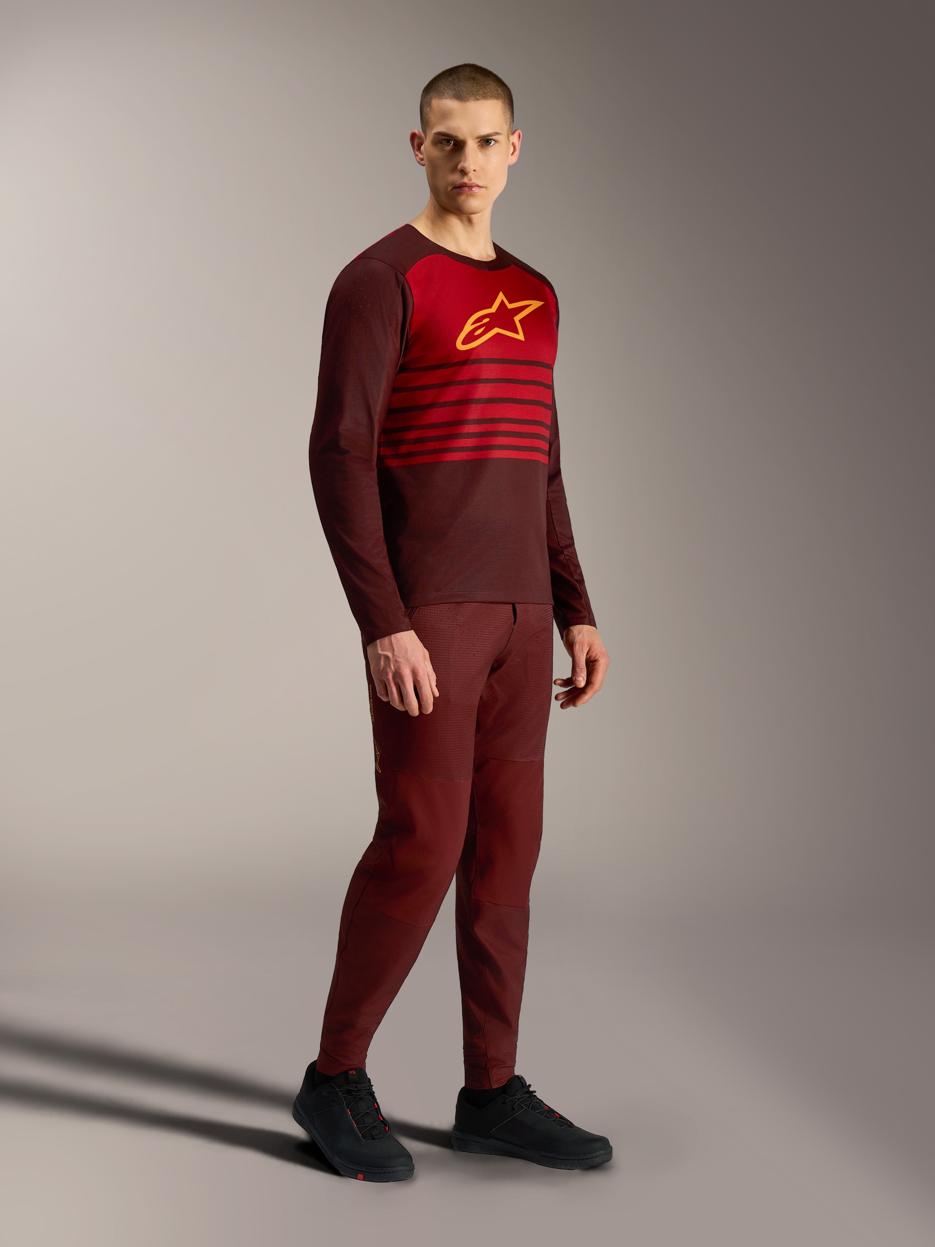 Alpinestars A-Dura Elite Tröja 2.0, bordeauxröd långärmad MTB-tröja med rött bröstparti och gul logotyp.