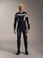 Alpinestars A-Supra Melt Jersey, långärmad MTB-tröja, svart med vit Astars-branding över bröstet, bärs med matchande svarta mountainbike-byxor med stjärnlogotyper, stilren och funktionell cykelutrustning