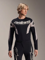 Alpinestars A-Supra Melt långärmad tröja, MTB-tröja, svart och grå, med 'astars'-grafik över bröstet och mönstrade ärmar, bärs med matchande funktionsbyxor