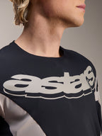 Alpinestars A-Supra Melt tröja, långärmad MTB-tröja, svart och grå med ett stort vitt astars-ordmärke på bröstet, mikroperforerat tyg som andas, racinginspirerad design