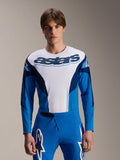Alpinestars A-Supra Melt långärmad tröja, blå och vit MTB-tröja, med tydlig astars-logotyp över bröstet och mörkblå ärmar, bärs med matchande blå racingbyxor med vita stjärnlogotyper, högpresterande mountainbike-kläder