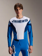 Alpinestars A-Supra Melt långärmad tröja, blå och vit MTB-tröja, med tydlig astars-logotyp över bröstet och mörkblå ärmar, bärs med matchande blå racingbyxor med vita stjärnlogotyper, högpresterande mountainbike-kläder