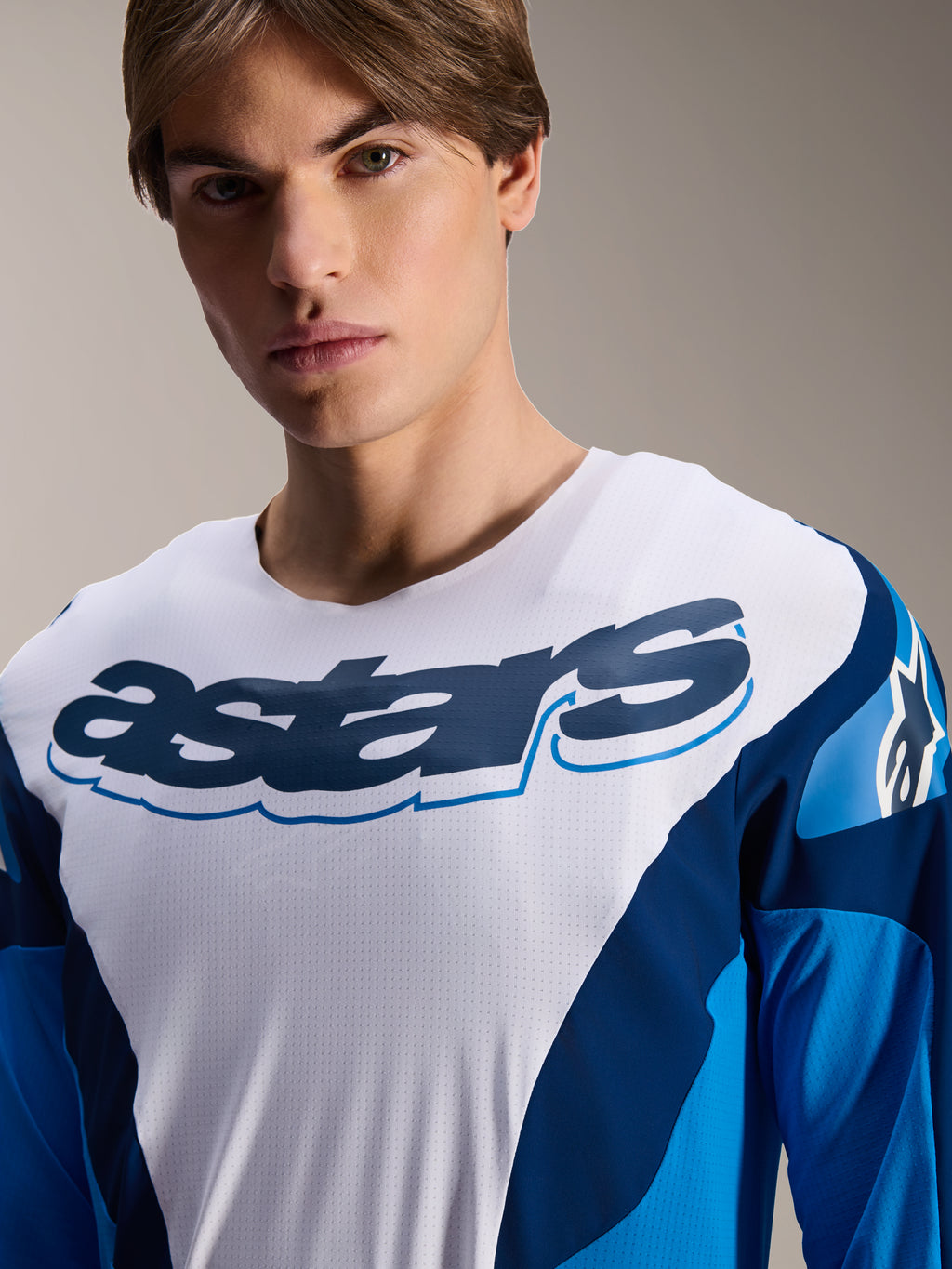 Alpinestars A-Supra Melt tröja, långärmad MTB-tröja, blå och vit med marinblå grafik, stor 'astars'-logotyp på bröstet, mikroperforerat funktionsmaterial, atletisk passform för mountainbike