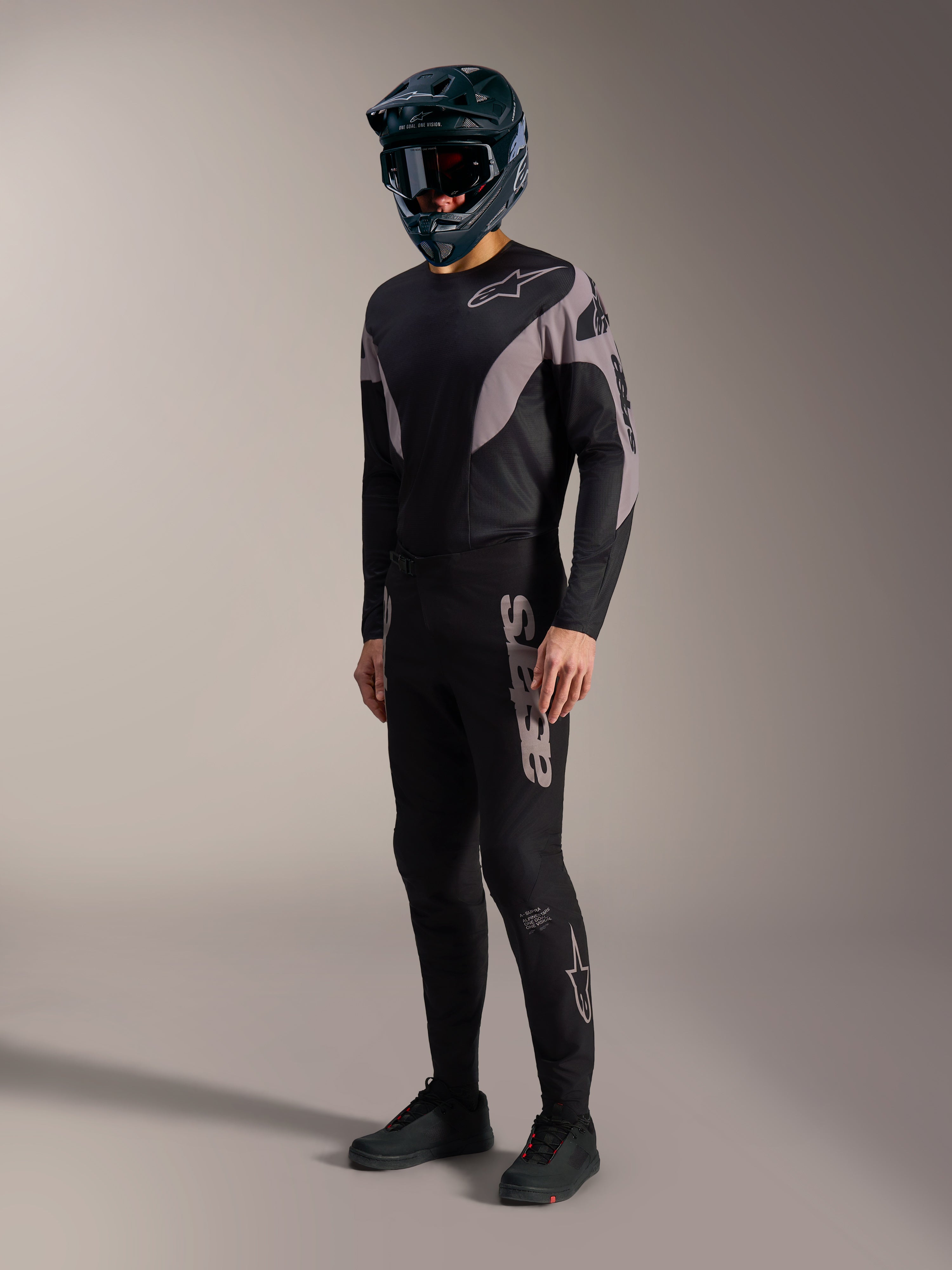A-Supra Elite MTB-kit i svart och grått med stretchbyxor och tröja med framträdande Alpinestars-logotyper.