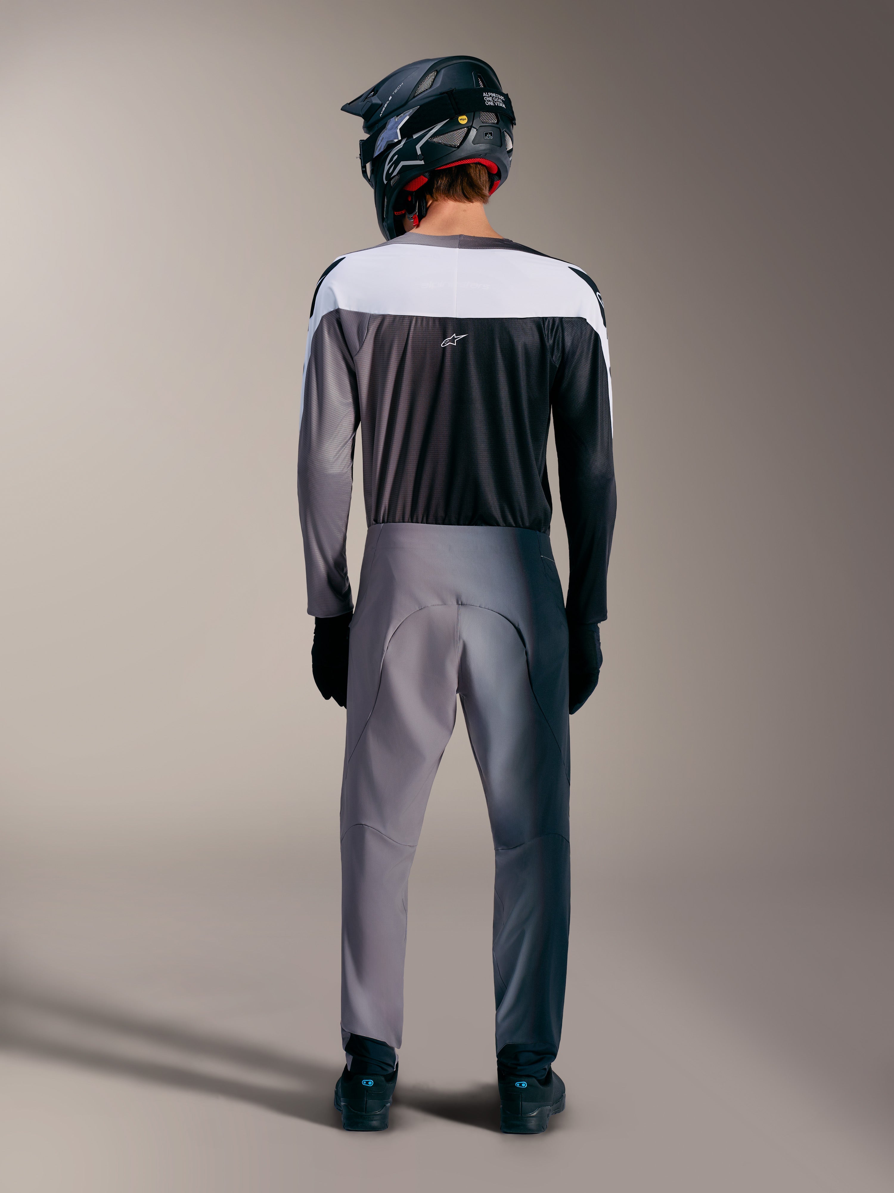 A-Supra Elite Tröja i Faded Gray, baksida av högpresterande MTB-utrustning med ventilerade meshpaneler.