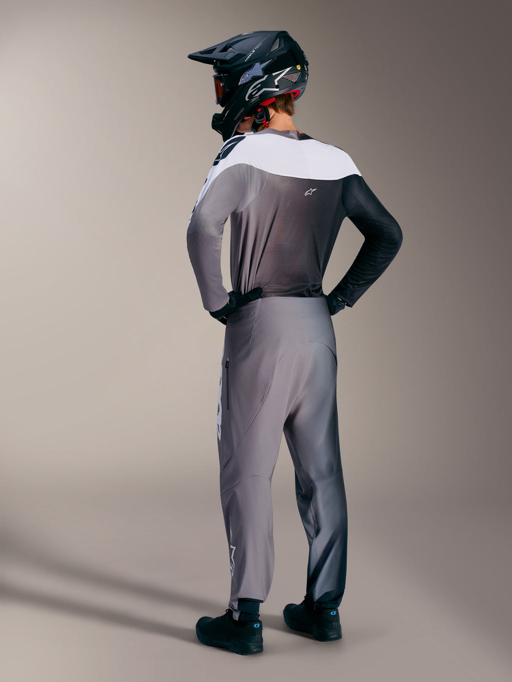 Alpinestars A-Supra Elite-tröja i Faded Gray, baksida av MTB-utrustning med färggradienter och prestandapassform.