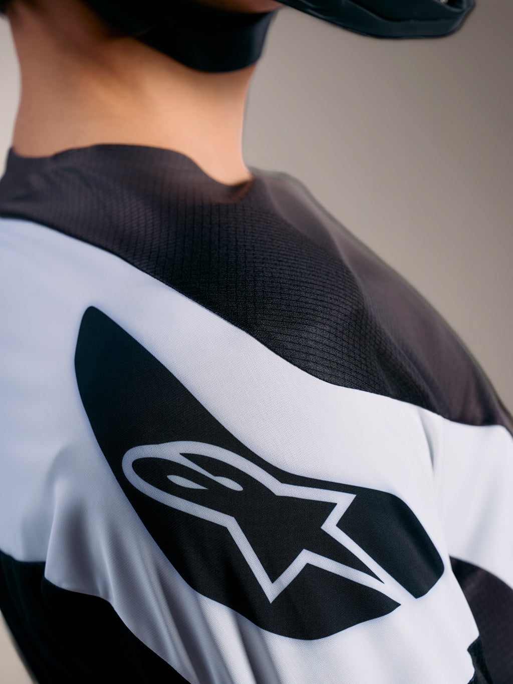 Alpinestars A-Supra Elite Tröja i Gray Fade med ventilerande mikroperforerat tyg och ASTARS-logotyp.