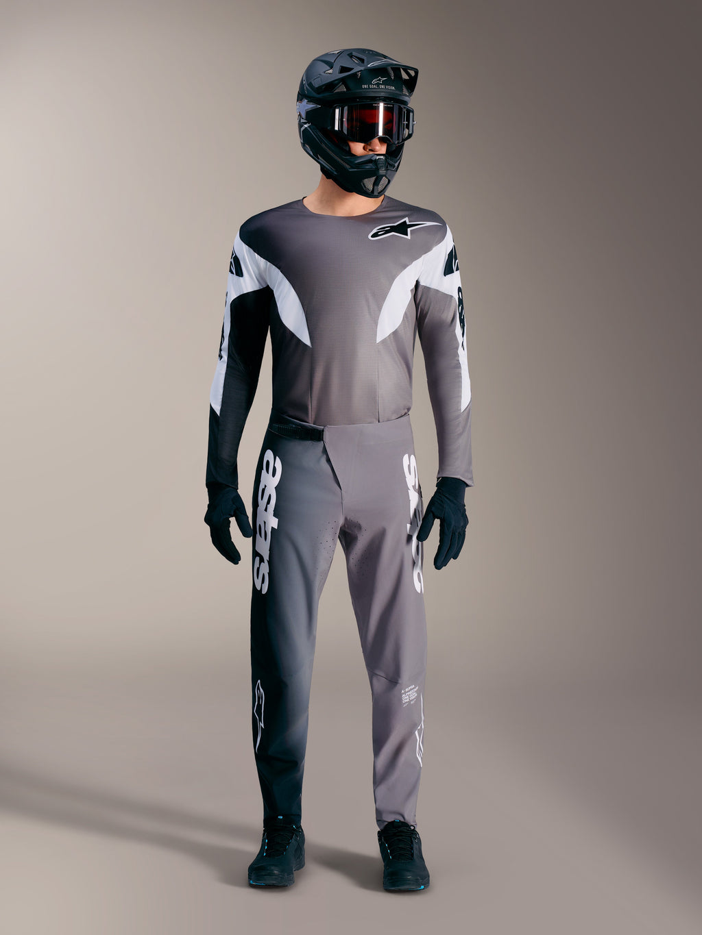Alpinestars A-Supra Elite-tröja i gråtonad färg med vit grafik, lätt MTB-utrustning med matchande hjälm och goggles.
