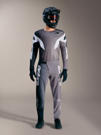 Alpinestars A-Supra Elite-tröja i gråtonad färg med vit grafik, lätt MTB-utrustning med matchande hjälm och goggles.