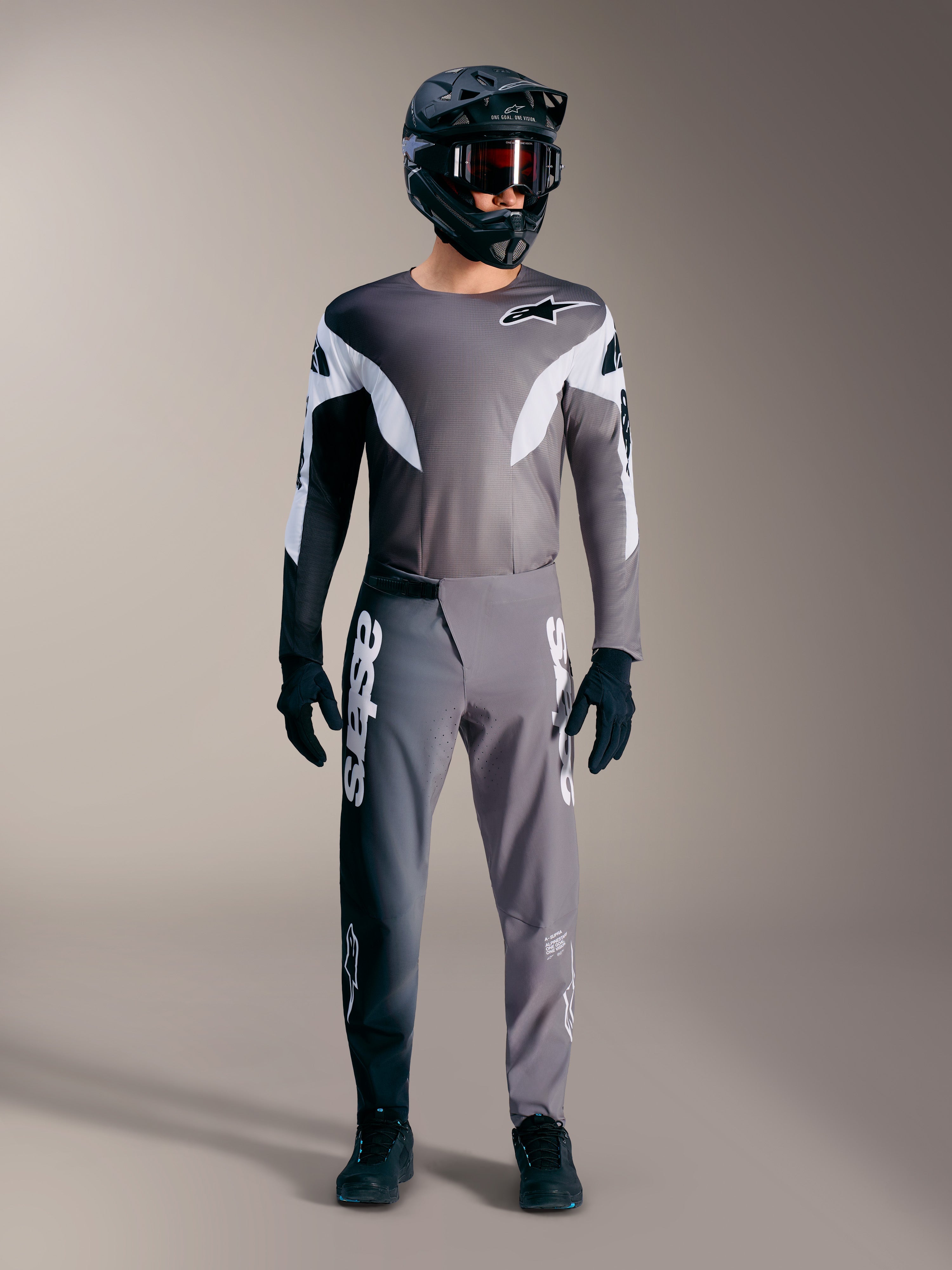 Alpinestars A-Supra Elite-tröja i gråtonad färg med vit grafik, lätt MTB-utrustning med matchande hjälm och goggles.