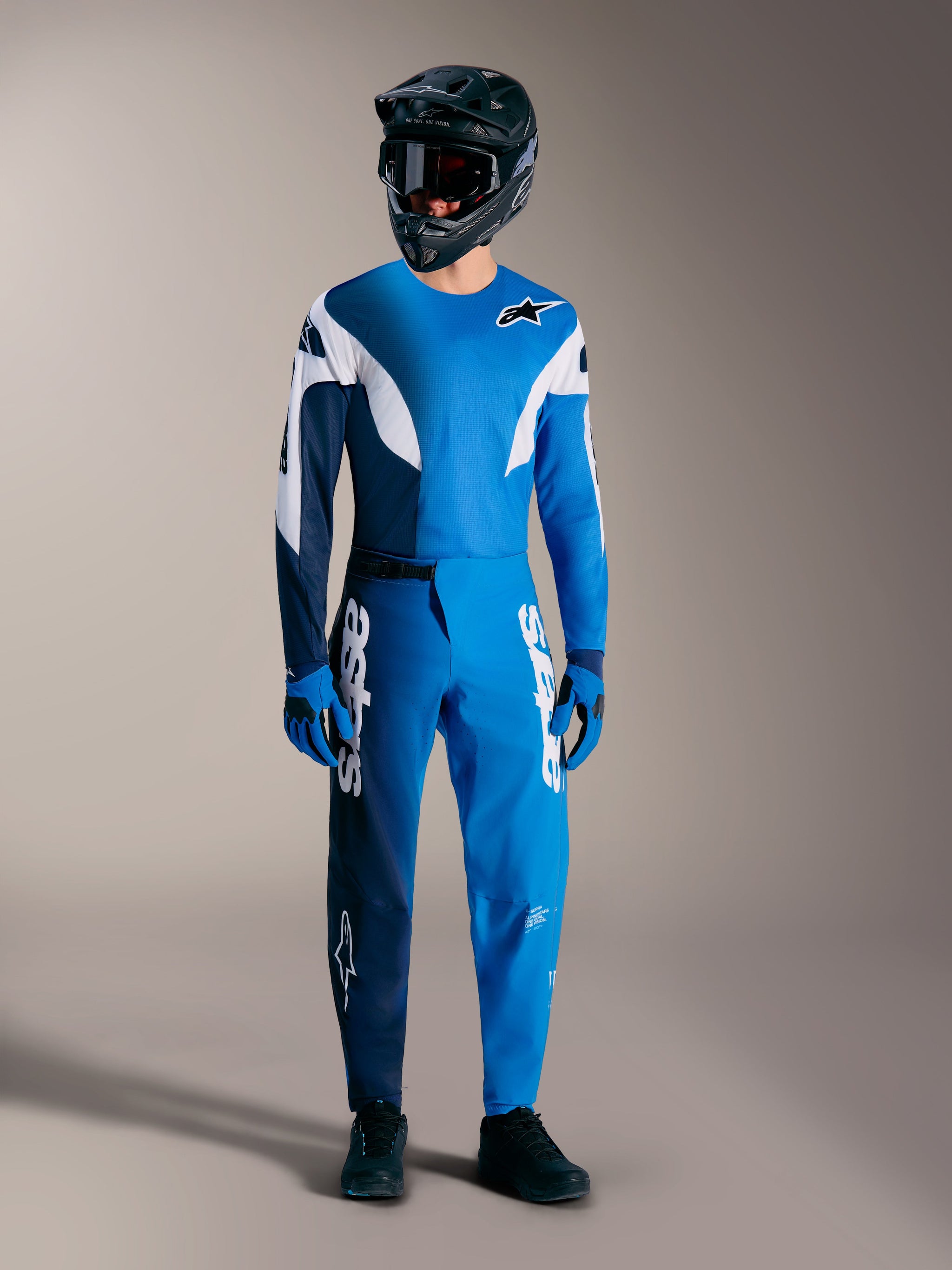 Alpinestars 2026 A-Supra Elite-kit i blekt klarblått, med teknisk tröja och racingbyxor för MTB-prestanda.