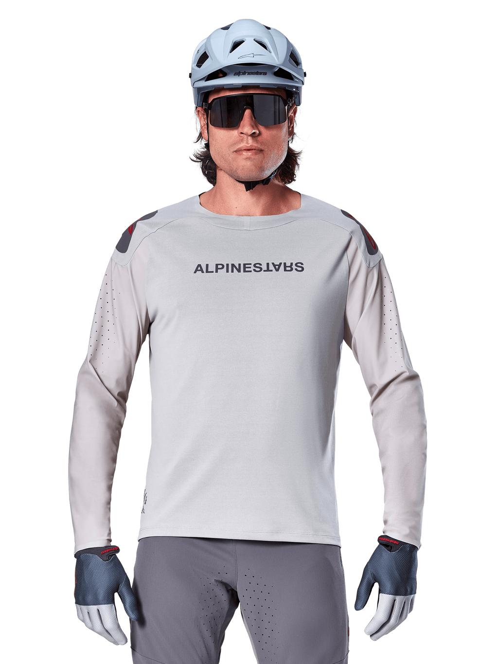 Alpinestars A-Aria Polartec Switch långärmad tröja, ljusgrå mountainbiketröja med laserperforeringar på ärmarna och logotyp på bröstet, bärs med ljusblå hjälm, solglasögon och grå handskar