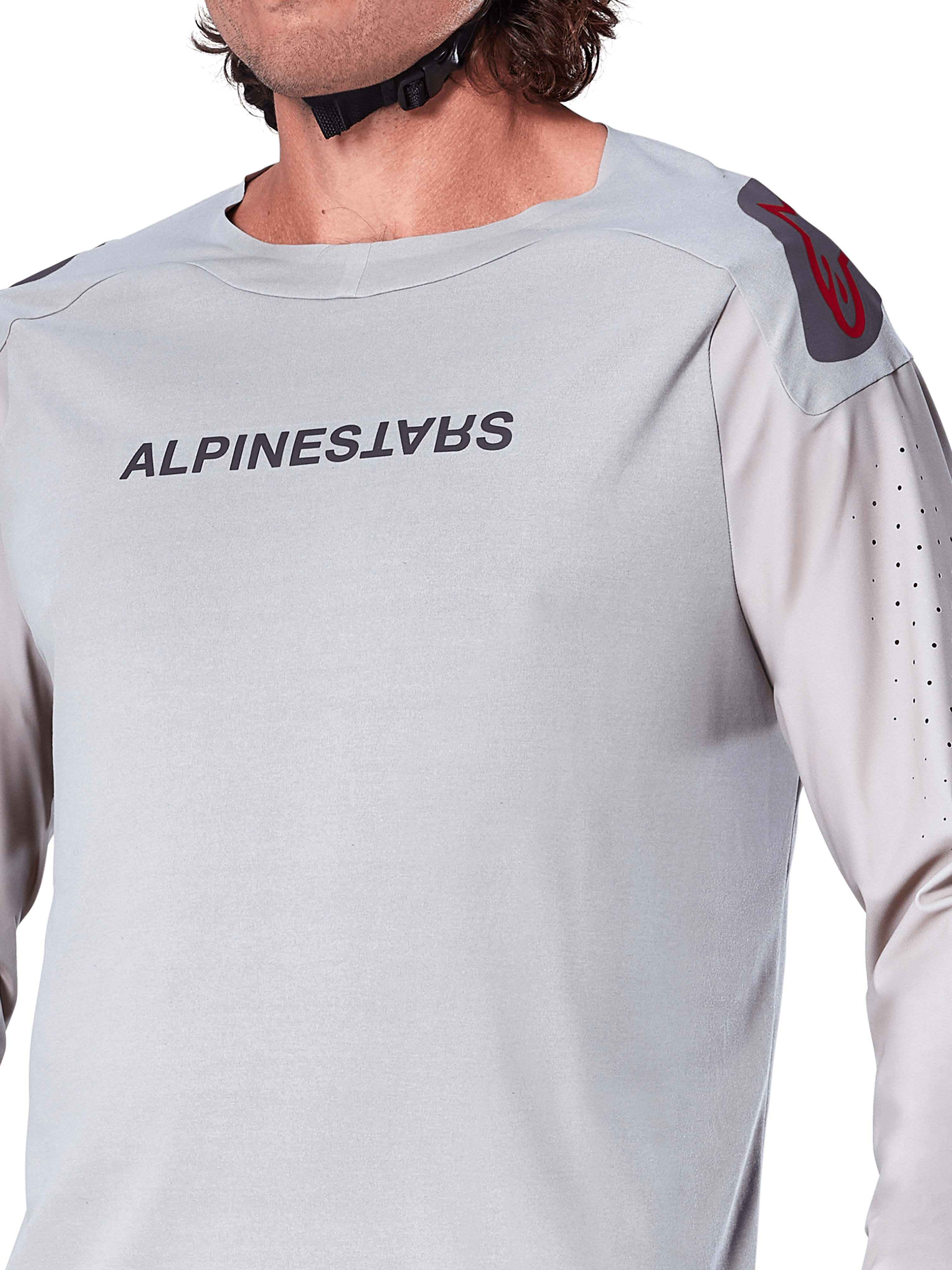 Närbild på Alpinestars A-Aria Polartec Switch långärmad tröja i Light Gray, med Alpinestars logotyp på bröstet, röd logotyp på axeln och laserperforerade ärmar för luftflöde, premium mountainbike-utrustning
