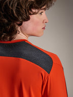 Alpinestars A-Dura Insert Astar Jersey, långärmad MTB-tröja, Spicy Orange, med mörkgrå meshpaneler på axeln och övre ryggen, slitstarkt textilmaterial för terrängkörning