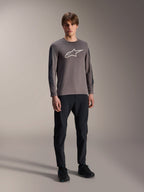 Alpinestars A-Dura Insert Astar Jersey, långärmad MTB-tröja, mörkgrå, med stor vit logotyp på bröstet, bärs med svarta tekniska byxor och svarta skor, cykelkläder för terrängkörning