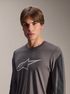 Alpinestars A-Dura Insert Astar Jersey, långärmad MTB-tröja, mörkgrå, med en ljusgrå Astar-logotyp på bröstet och kontrasterande mörkgrå ärmpaneler, tekniska funktionskläder för terrängcykling