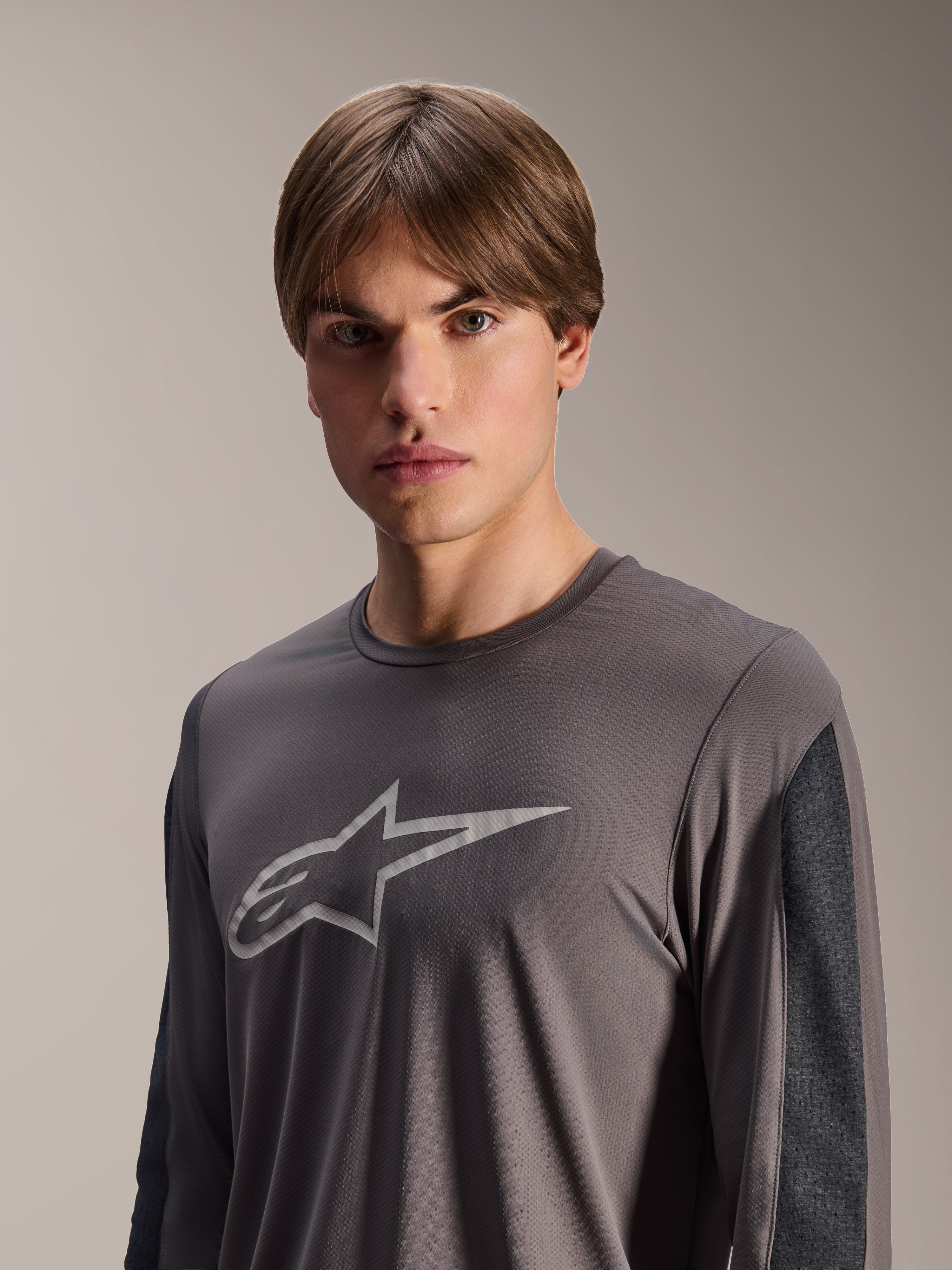 Alpinestars A-Dura Insert Astar Jersey, långärmad MTB-tröja, mörkgrå, med en ljusgrå Astar-logotyp på bröstet och kontrasterande mörkgrå ärmpaneler, tekniska funktionskläder för terrängcykling