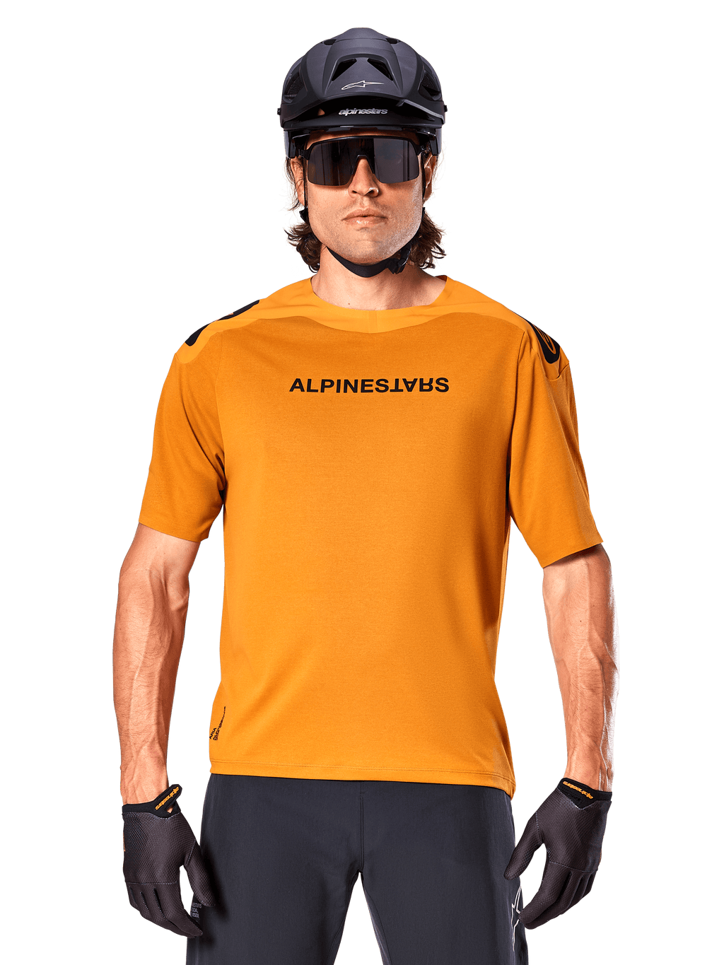 Alpinestars A-Aria Polartec Switch kortärmad tröja, Dark Gold, mountainbike-cyklist som bär svart hjälm och solglasögon, högpresterande cykelkläder för MTB-stigar