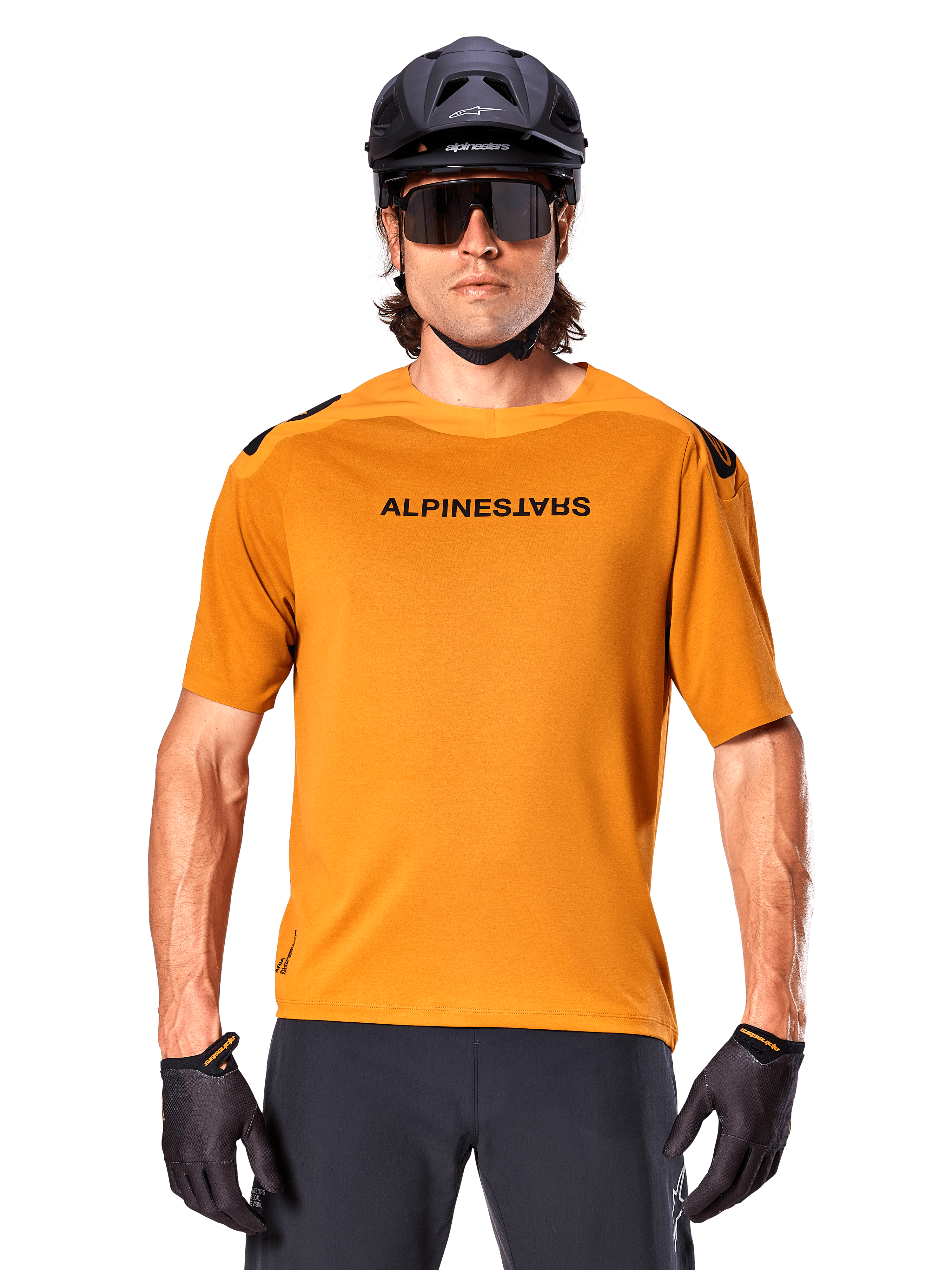 Alpinestars A-Aria Polartec Switch kortärmad tröja, Dark Gold, mountainbike-cyklist som bär svart hjälm och solglasögon, högpresterande cykelkläder för MTB-stigar