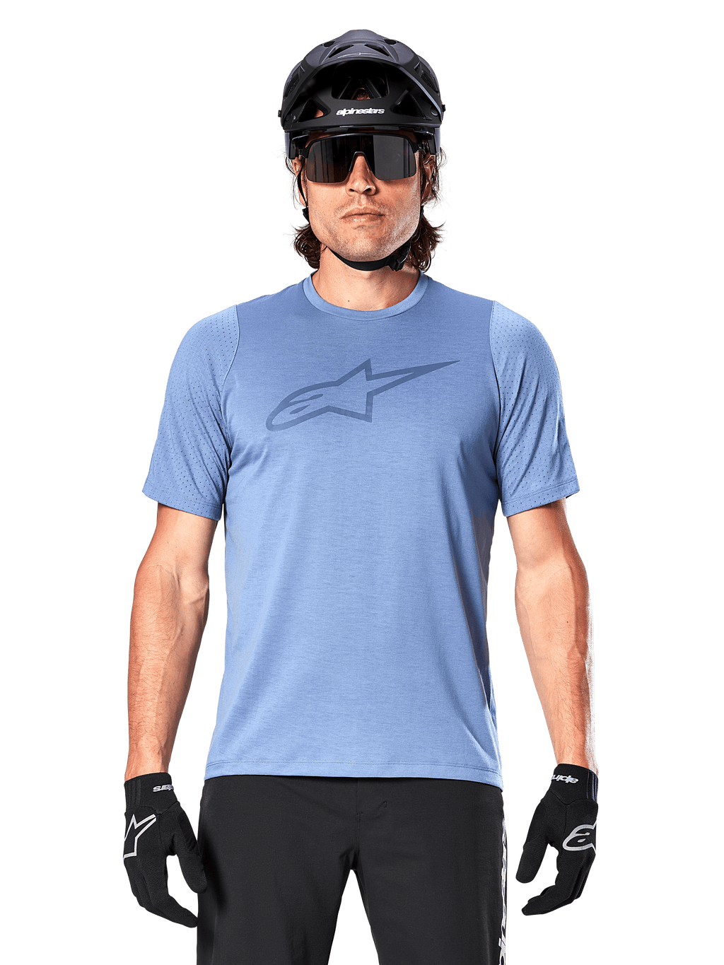 Manlig mountainbike-cyklist i Alpinestars A-Dura Dri Astar kortärmad tröja i Infinity Blue, med diskret bröstlogotyp och nätpaneler, matchad med svart hjälm, solglasögon och svarta handskar för en teknisk cykeloutfit