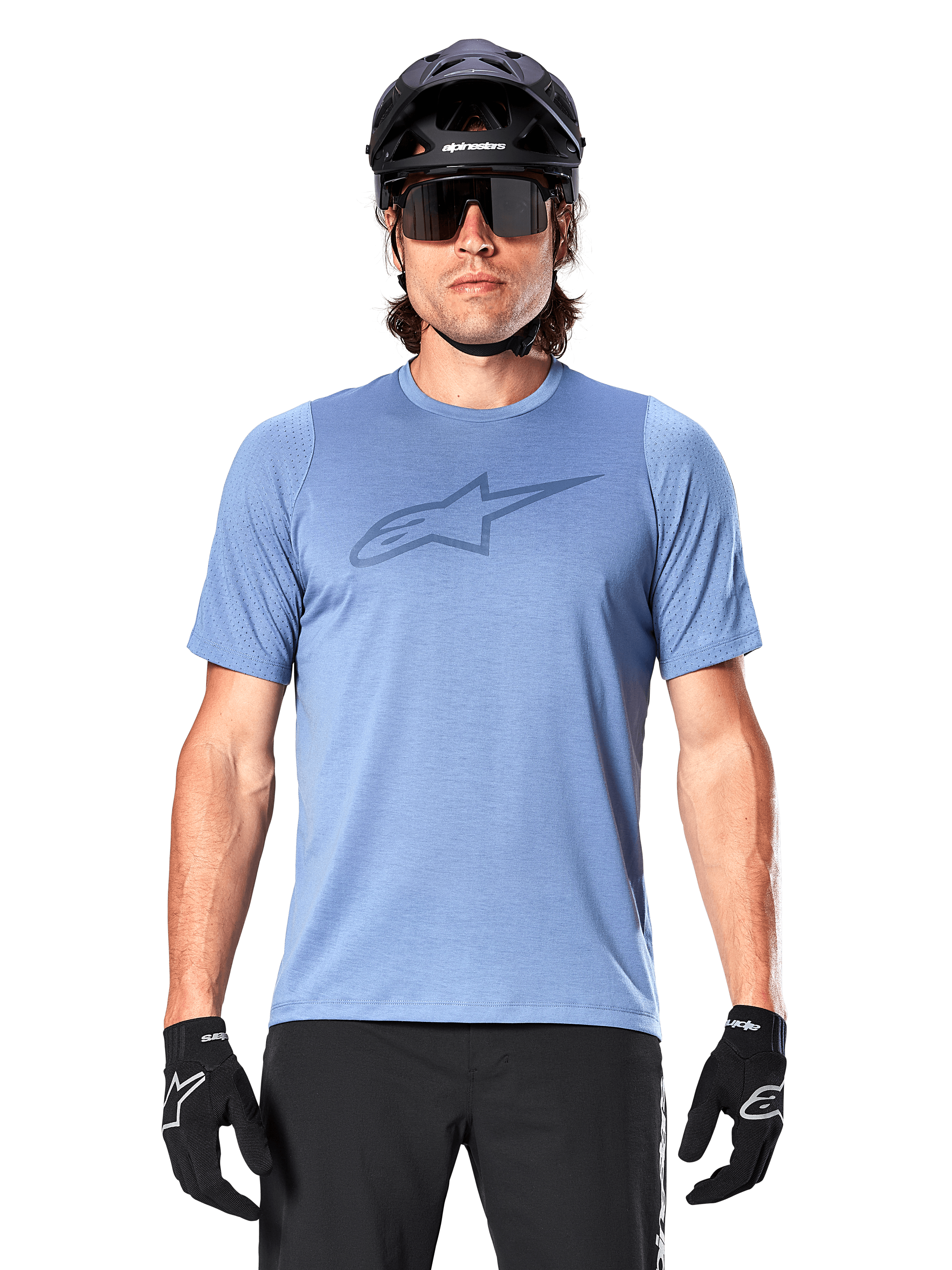 Manlig mountainbike-cyklist i Alpinestars A-Dura Dri Astar kortärmad tröja i Infinity Blue, med diskret bröstlogotyp och nätpaneler, matchad med svart hjälm, solglasögon och svarta handskar för en teknisk cykeloutfit