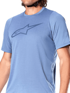 Alpinestars A-Dura Dri Astar kortärmad tröja, Infinity Blue, med en mörkblå Alpinestars Astar-logotyp på bröstet, ventilerande nätpaneler på ärmarna, tekniska MTB-cykelkläder