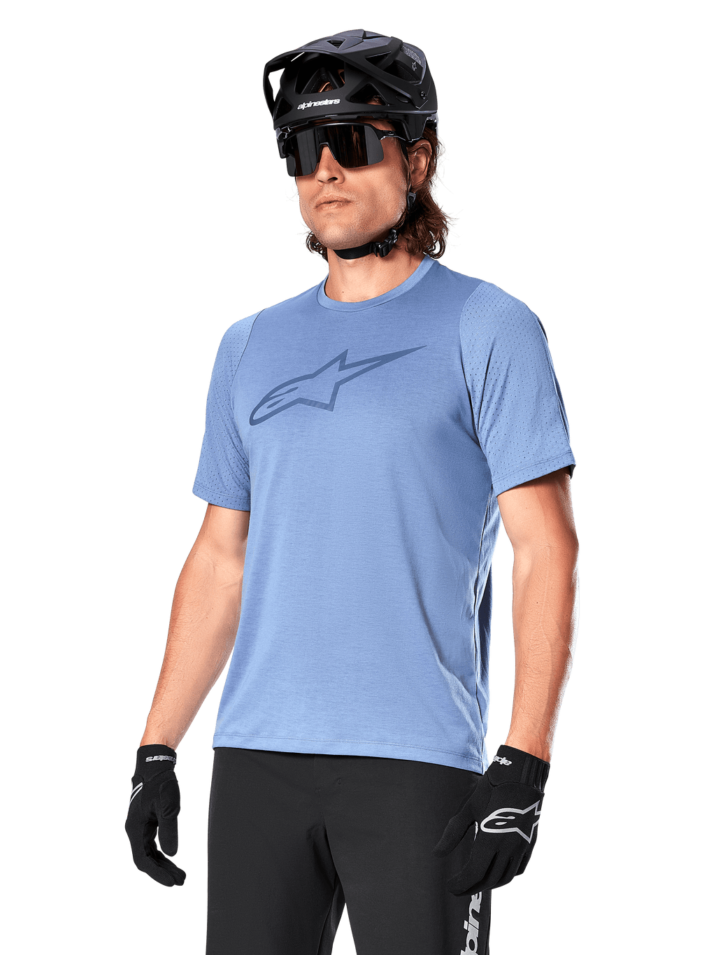 Alpinestars A-Dura Dri Astar kortärmad tröja, Infinity Blue, mountainbike-tröja med meshventilation på ärmarna och stor logotyp på bröstet, bärs med svart hjälm, solglasögon och handskar, tekniska MTB-funktionskläder