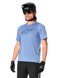 Alpinestars A-Dura Dri Astar kortärmad tröja, Infinity Blue, mountainbike-tröja med meshventilation på ärmarna och stor logotyp på bröstet, bärs med svart hjälm, solglasögon och handskar, tekniska MTB-funktionskläder