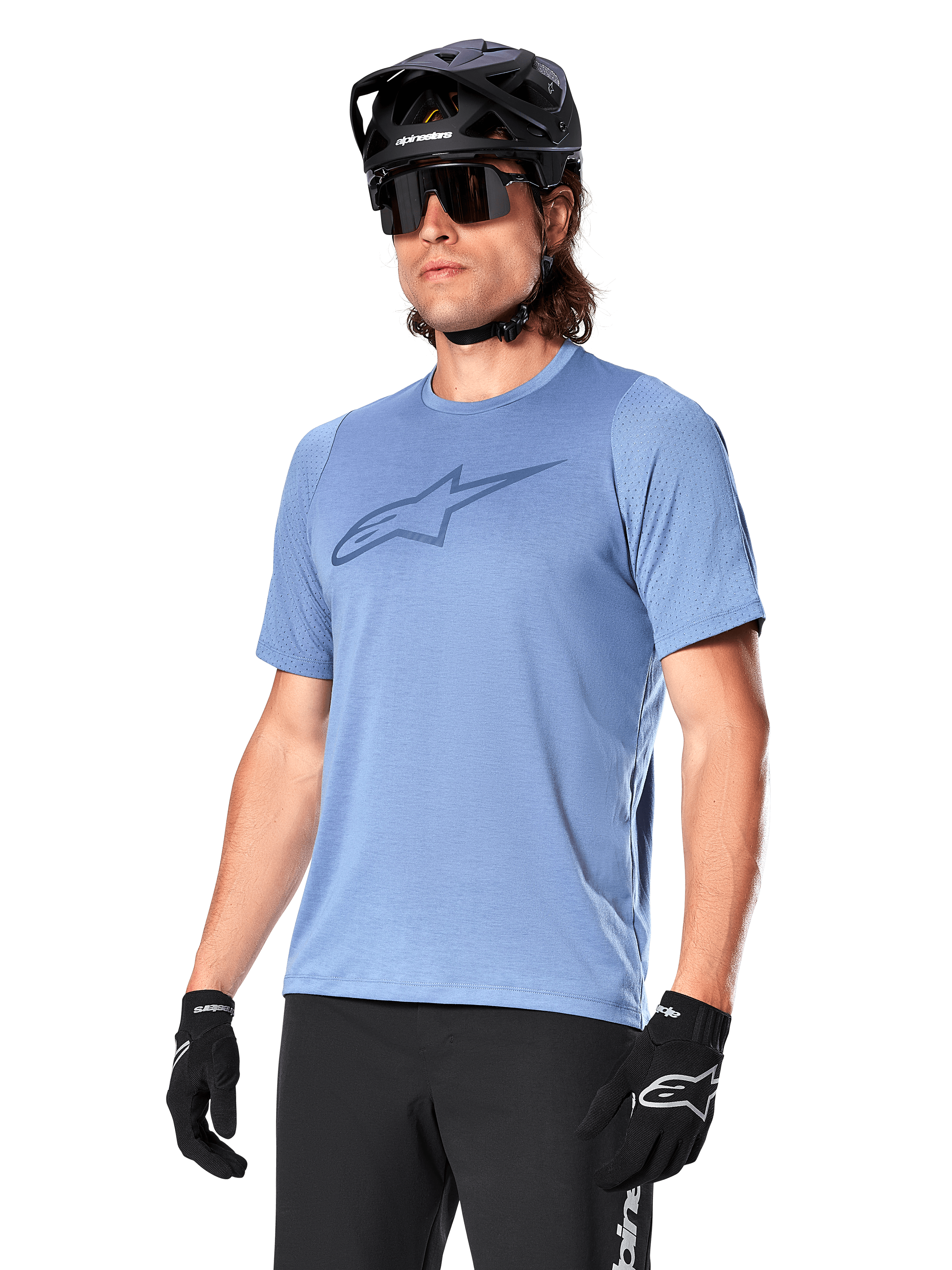 Alpinestars A-Dura Dri Astar kortärmad tröja, Infinity Blue, mountainbike-tröja med meshventilation på ärmarna och stor logotyp på bröstet, bärs med svart hjälm, solglasögon och handskar, tekniska MTB-funktionskläder