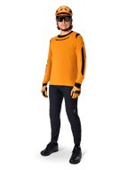 Alpinestars A-Dura Dri Wool Jersey – långärmad, mörkguld, bärs med matchande orange hjälm, svarta MTB-byxor och gula och svarta handskar, komplett cykeloutfit för terrängkörning