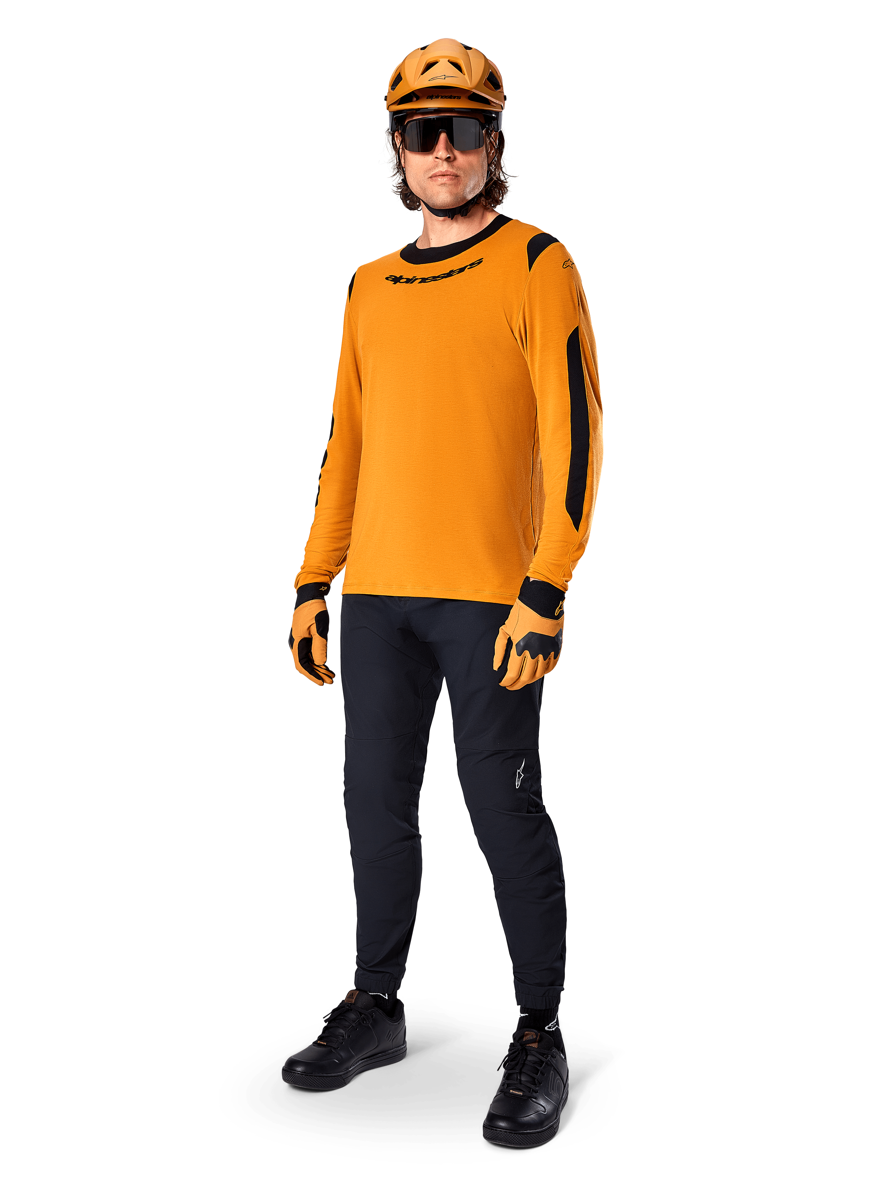 Alpinestars A-Dura Dri Wool Jersey – långärmad, mörkguld, bärs med matchande orange hjälm, svarta MTB-byxor och gula och svarta handskar, komplett cykeloutfit för terrängkörning